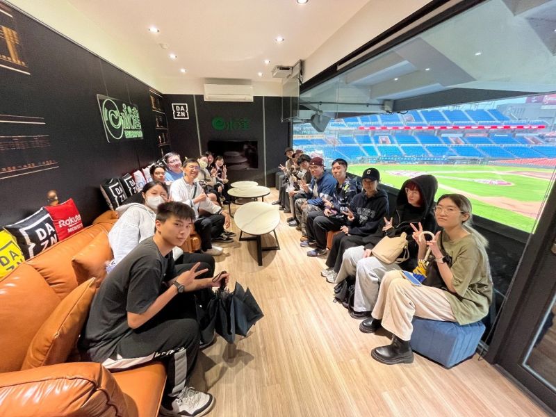  運動英文課程校外參訪樂天桃猿球團 